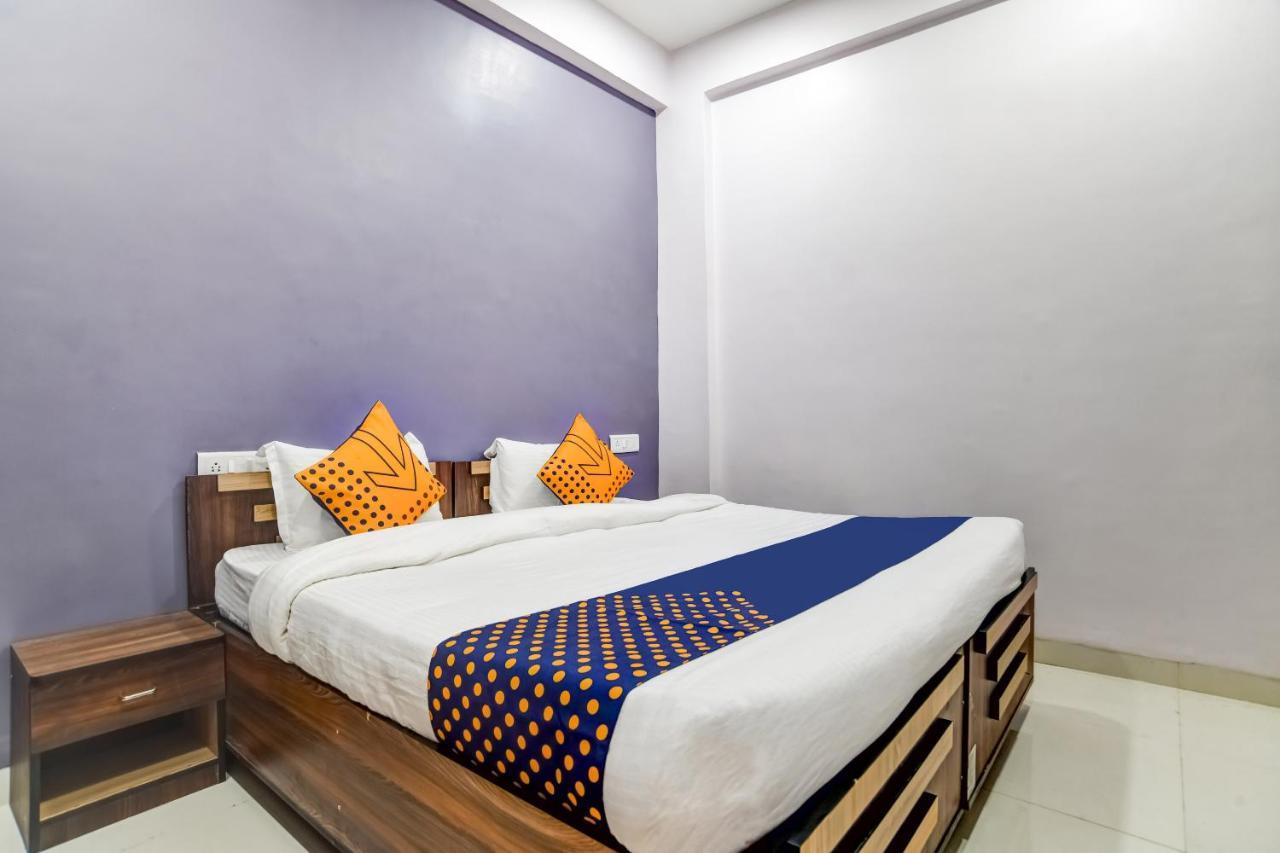 Spot On 76764 Hotel Lux Индаур Экстерьер фото