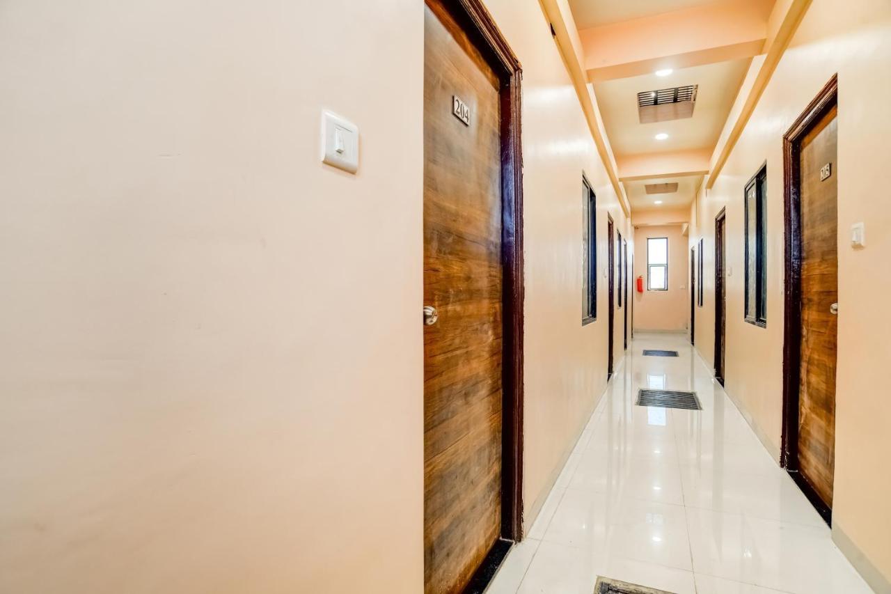 Spot On 76764 Hotel Lux Индаур Экстерьер фото