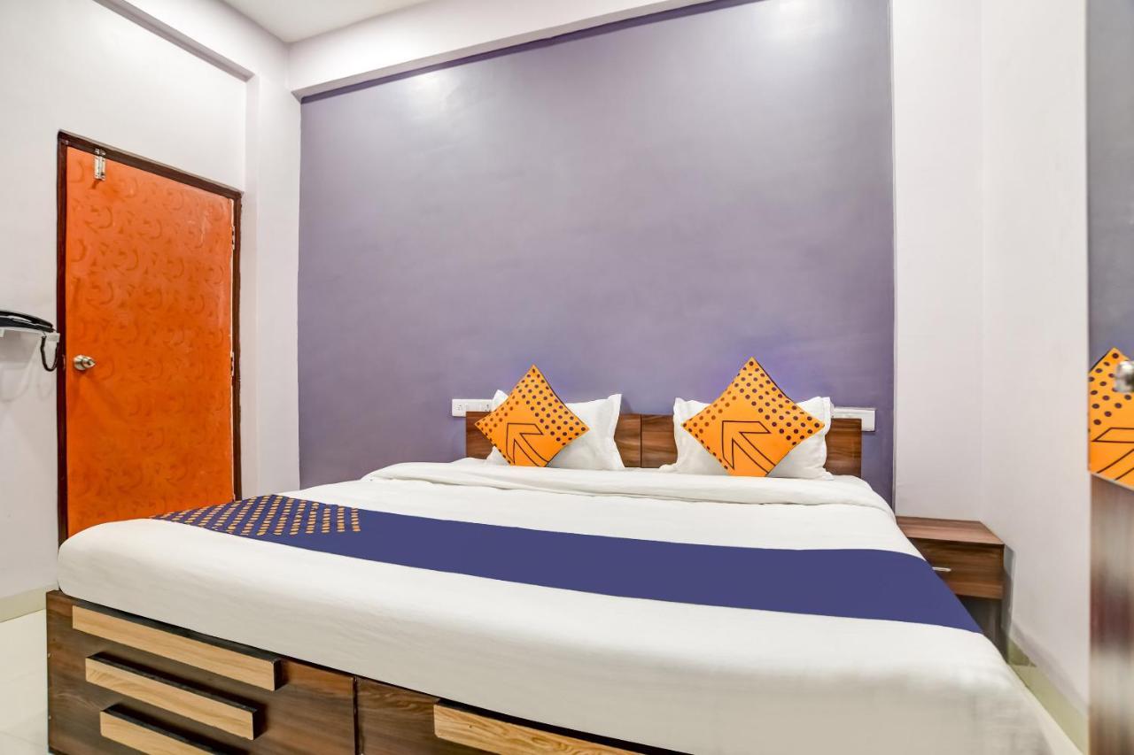 Spot On 76764 Hotel Lux Индаур Экстерьер фото