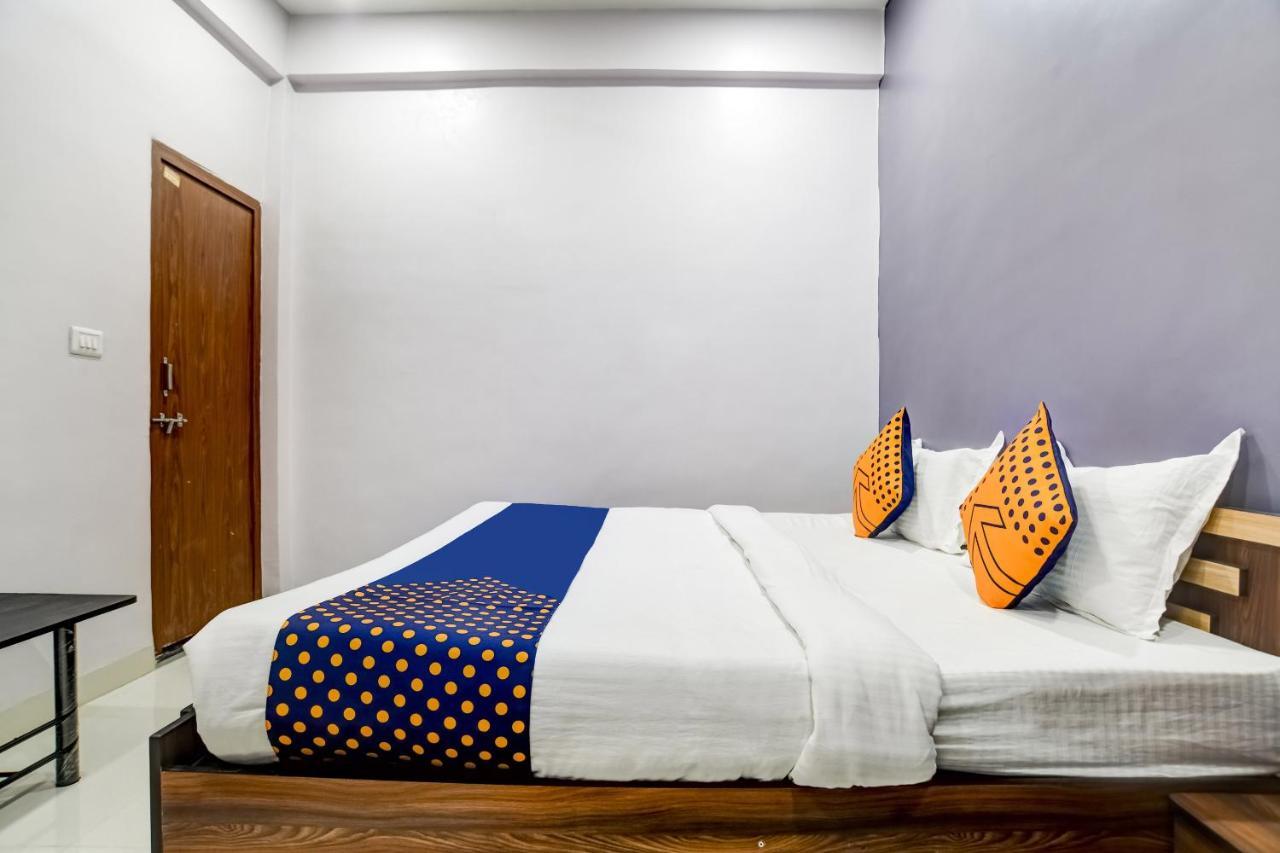 Spot On 76764 Hotel Lux Индаур Экстерьер фото