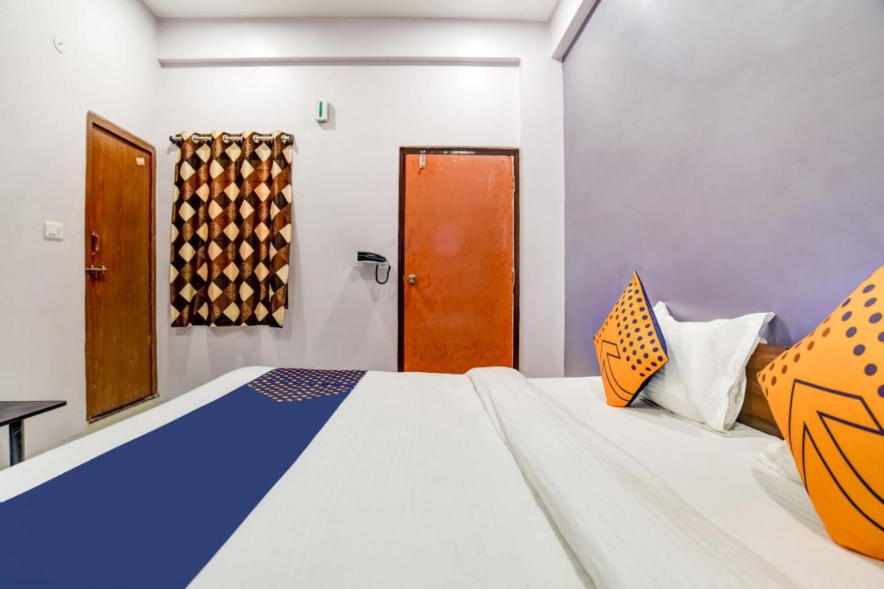 Spot On 76764 Hotel Lux Индаур Экстерьер фото