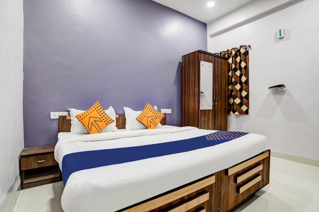 Spot On 76764 Hotel Lux Индаур Экстерьер фото