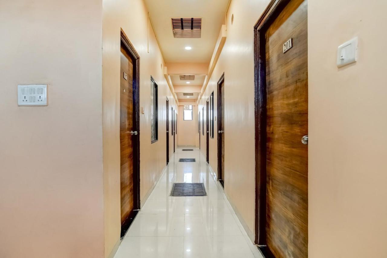 Spot On 76764 Hotel Lux Индаур Экстерьер фото