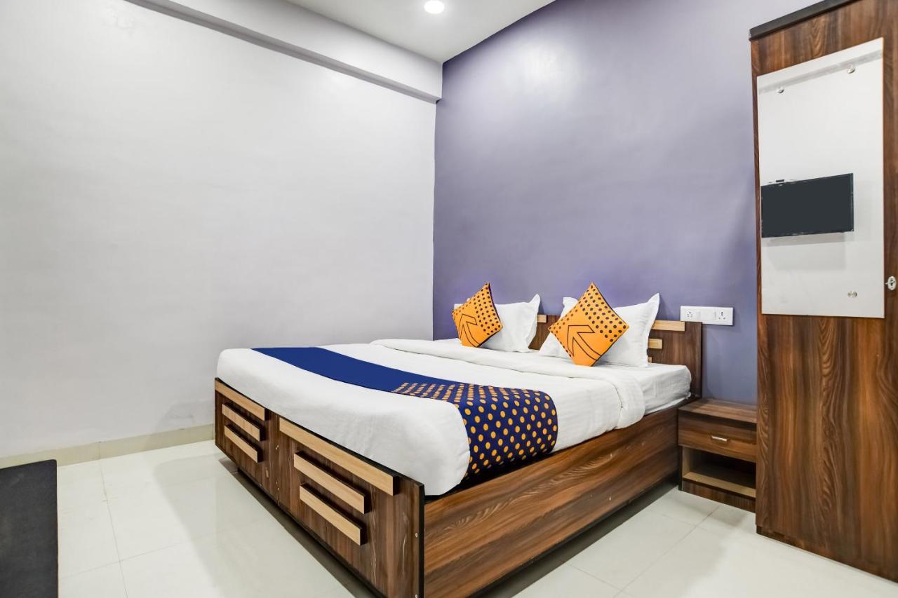 Spot On 76764 Hotel Lux Индаур Экстерьер фото